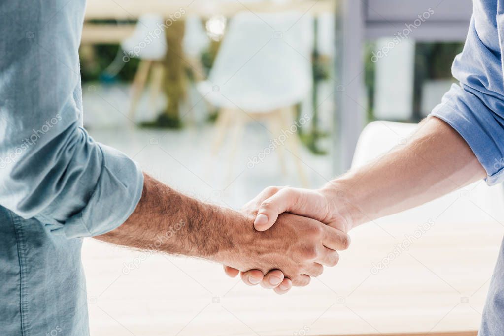 Persone che discutono una trattativa supportata da dati