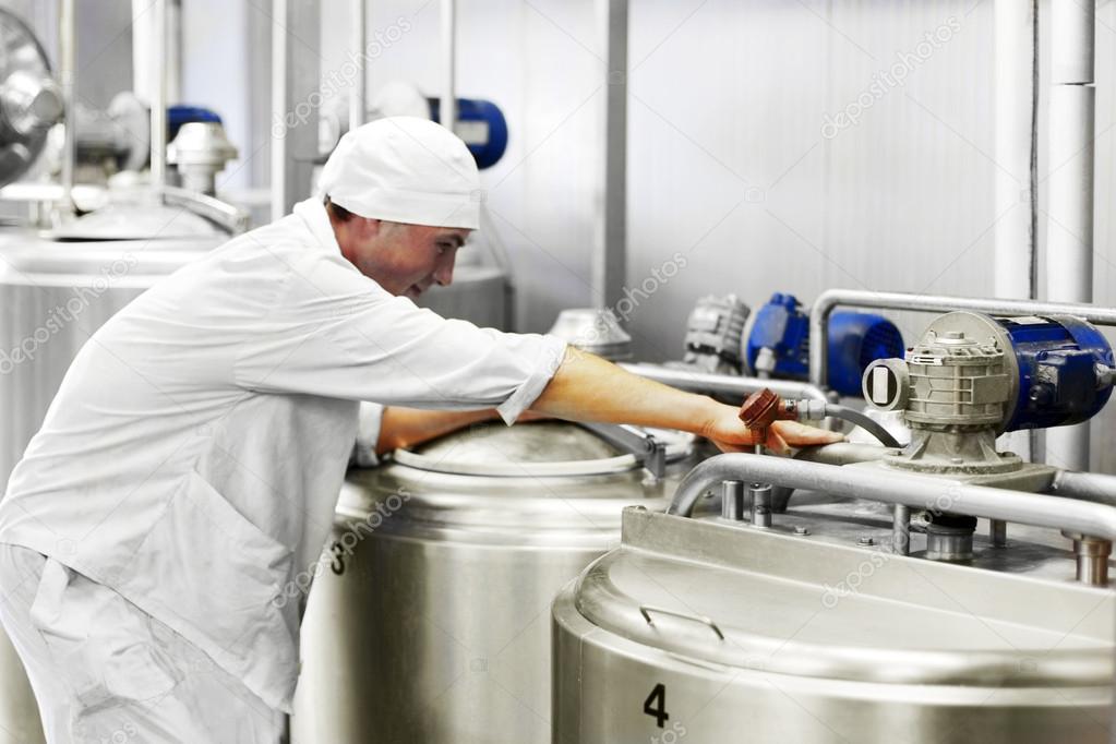 Linea di lavorazione alimentare con operatori al lavoro