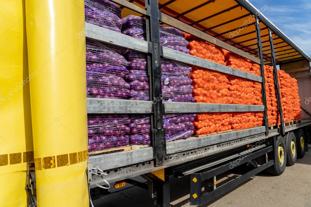 Carico di prodotti alimentari su mezzo refrigerato