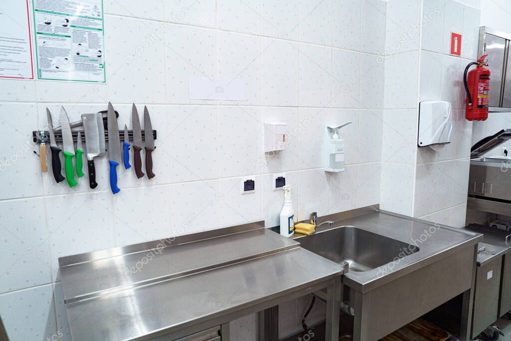 Operatore che effettua la sanificazione di una linea alimentare